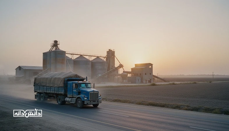 کامیون حمل جاده‌ای نهاده‌های دامی در کنار سیلو و مسیر بین‌شهری، نمایش اثر کرایه حمل و فاصله خرید بر قیمت تمام‌شده خوراک