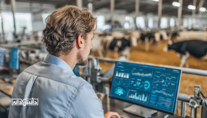 راهنمای انتخاب نرم افزار مدیریت گاوداری؛ مدیر دامداری در حال بررسی داشبورد تحلیلی روی تبلت در محیط گاوداری صنعتی