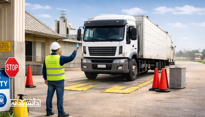 کنترل تردد کامیون در ورودی کارخانه خوراک با ایستگاه ایمنی زیستی، مسیر مشخص عبور و اقدامات ضدعفونی برای کاهش ریسک آلودگی