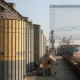 نمایی مستند از سیلو و لجستیک غلات با نمودار محو منحنی سررسید آتی و اسپرد برای تحلیل کمبود یا مازاد ذرت و سویا